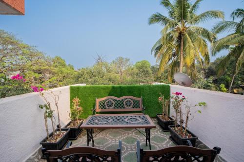 O grădină în afara Alaya Stays 3 BHK with Plunge Pool, Kid's Nook & Terrace - Casa Bella Vista