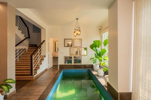 Piscina de la sau aproape de Alaya Stays 3 BHK with Plunge Pool, Kid's Nook & Terrace - Casa Bella Vista