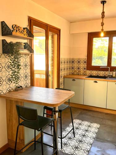 une cuisine avec une table et des chaises en bois dans l'établissement Nice cosy appartement, tram 3 mn, à Nice