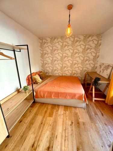 une chambre avec un lit et un mur dans l'établissement Nice cosy appartement, tram 3 mn, à Nice