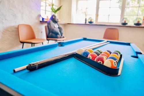 a pool table with a pen on top of it at Gîte du Volcan in Namur