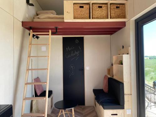 Cette chambre dispose de lits superposés et d'une échelle. dans l'établissement la Tiny house et la Cabane de l'Ouchette, à Brégy