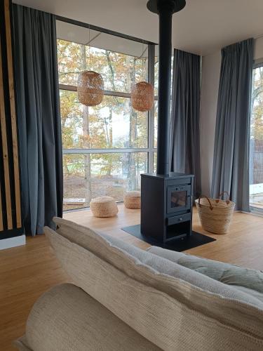 - un salon avec un poêle à bois devant une fenêtre dans l'établissement L'orée du bois aux portes de Montauban, à Albias