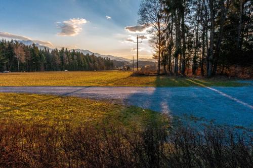 an empty road in the middle of a field at Waldpension Schiefling am See in Schiefling am See