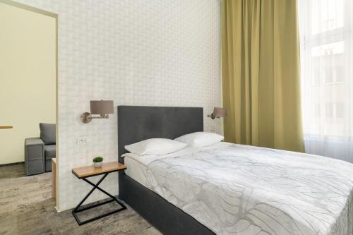 Un ou plusieurs lits dans un hébergement de l'établissement Jasne Studia Very Berry w Centrum Poznania by Noclegi Renters