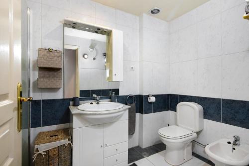 Ένα μπάνιο στο Oura Beach Cozy Apartment