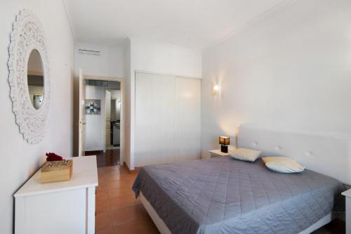 Ένα ή περισσότερα κρεβάτια σε δωμάτιο στο Oura Beach Cozy Apartment