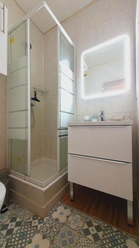 une salle de bain avec une douche et un lavabo et une douche dans l'établissement T1bis INCAS Parking Clim Piscine - Centre-ville - ROSSIconciergerie - Linge inclus, à La Grande Motte