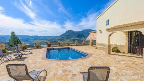 Comfortable Chalet in El Gastor with Private Pool