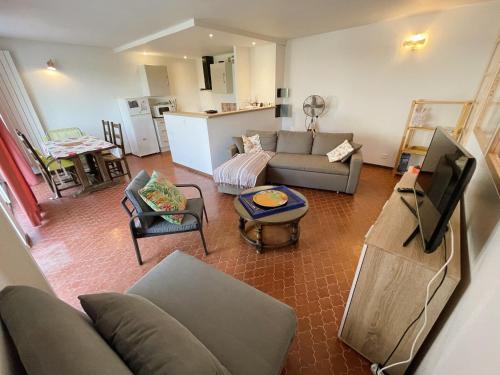 un salon avec un canapé et une table dans l'établissement Au cœur du port de Saint-Mandrier, piscine, tennis, charme et confort, à Saint-Mandrier-sur-Mer