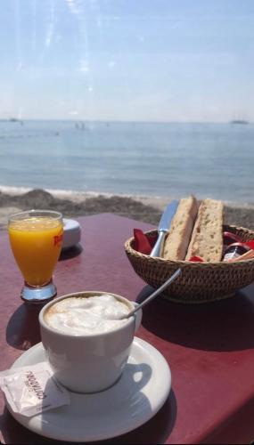 - une table avec un bol de soupe et un panier de pain dans l'établissement Magnifique appartement Cannes Californie Parking, à Cannes