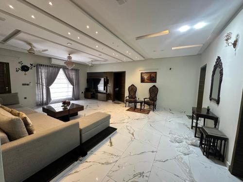 Posezení v ubytování Villa Islamabad Central Hill View Park View