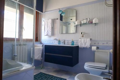 Ένα μπάνιο στο Capital Apartment