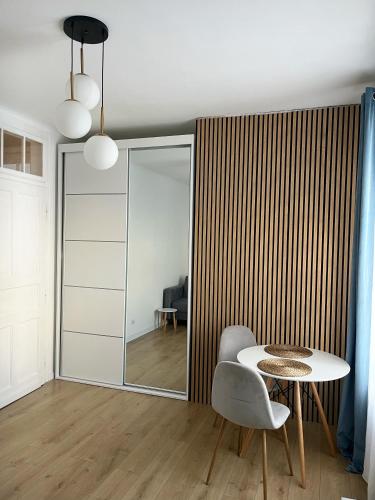 comedor con mesa y mampara de cristal en Podmiejska 16, en Łódź