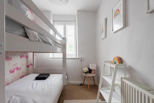 Postel nebo postele na pokoji v ubytování Sunny 4-bedroom cottage with South facing garden - Sunflower Cottage