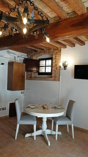 a table and chairs in a kitchen with a ceiling at Romantic suite in the village of Castelleone, vicino Deruta, Assisi, Perugia, Montefalco in Canalicchio