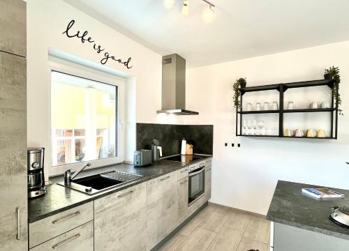 Кухня или мини-кухня в Ferienwohnung Moseltraum, 1-6 Pers, mit 3 Schlafzimmer und Panoramabalkon
