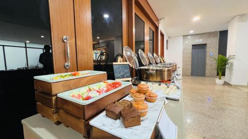 グルガオンにあるBluO 1BHK Suite Medicity - Bathtub, Kitchen Lift #staycationの部屋に様々な食べ物が並べられたビュッフェ
