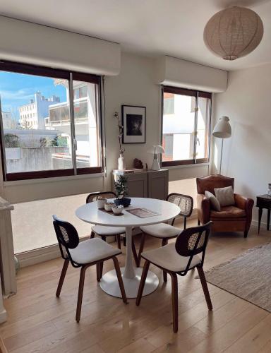 un salon avec une table et des chaises dans l'établissement Appartement pour 4 - Roland Garros Parc des Princes - Parking, à Boulogne-Billancourt