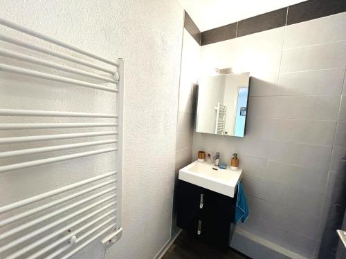 Ένα μπάνιο στο Charmant appartement 4 personnes à 50m de la plage - balcon vue mer -CELESTE