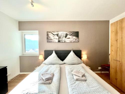 Кровать или кровати в номере Ferienwohnung Moseltraum, 1-6 Pers, mit 3 Schlafzimmer und Panoramabalkon