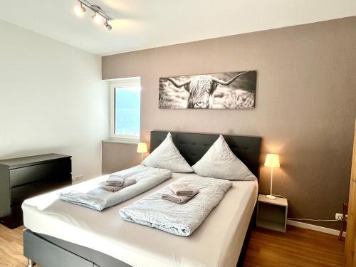 Кровать или кровати в номере Ferienwohnung Moseltraum, 1-6 Pers, mit 3 Schlafzimmer und Panoramabalkon