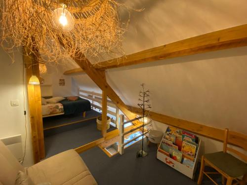 Cette petite chambre mansardée comprend un lit et un canapé. dans l'établissement La Cabourgeaise-Proche Thalasso et Centre de Cabourg, à Cabourg