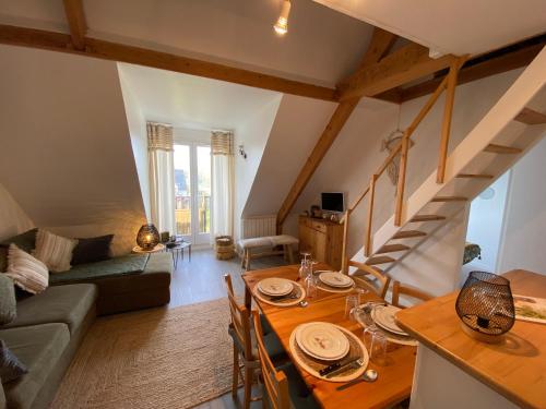 un salon avec une table et un canapé dans l'établissement La Cabourgeaise-Proche Thalasso et Centre de Cabourg, à Cabourg