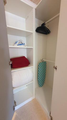 un dressing avec des serviettes et un sac à main dans l'établissement Studio cosy pour 2 Climatisation au Point Zéro - ROSSIconciergerie - Linge inclus, à La Grande Motte