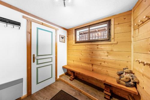 Camera in legno con porta e finestra. di Chalet white Horizon lodge a Les Gets