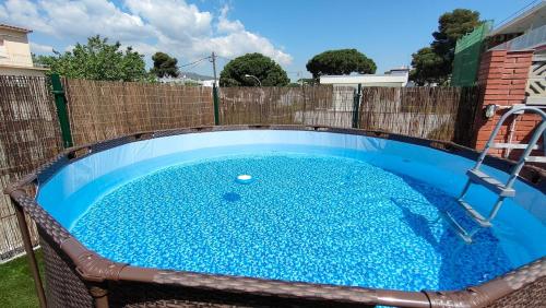 La alberca dentro o cerca de Cozy detached apartment with pool