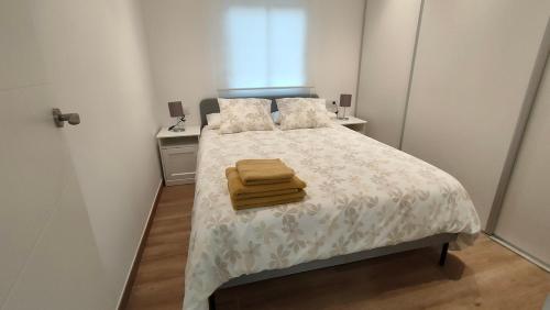 Una cama o camas en una habitación de Cozy detached apartment with pool