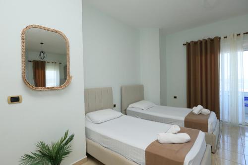 Giường trong phòng chung tại Michelle Apartments