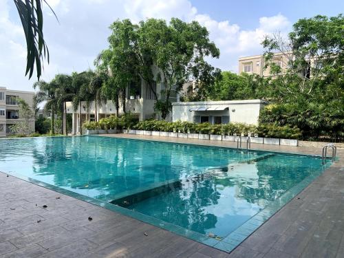 una gran piscina con agua azul en Sudasinghe Apartments, en Homagama