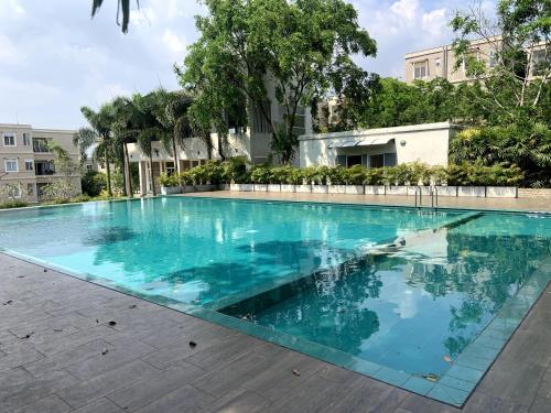 a large swimming pool with blue water at Sudasinghe Apartments in Homagama