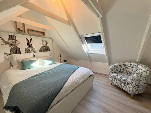 une chambre avec un lit et une chaise dans l'établissement Maison rénovée 3 chambres pour 5 personnes, proche mer, parking, à Cléder