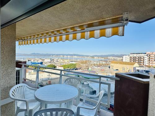 Apartamento costero con terraza en Roses - ES-258-5