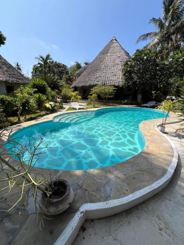 una piscina en un complejo en Villa Morosa, en Watamu
