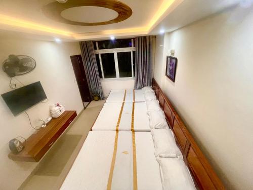 a room with a long couch on the floor at Hằng nga luxury hotel in Vung Tau