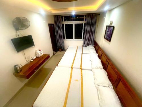 a room with a long bed in the middle of a room at Hằng nga luxury hotel in Vung Tau