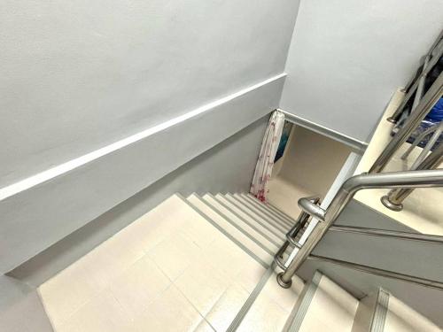 a set of stairs in a building with at Tiwa Homestay Ban Phru in Hat Yai