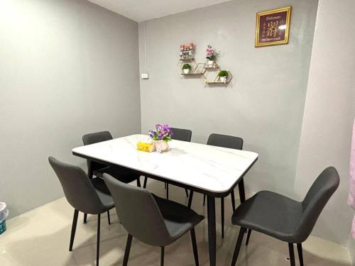 a meeting room with a white table and chairs at Tiwa Homestay Ban Phru in Hat Yai