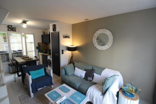 un salon avec un canapé et une table dans l'établissement Ma Petite Cabane, à Saint-Martin-de-Ré