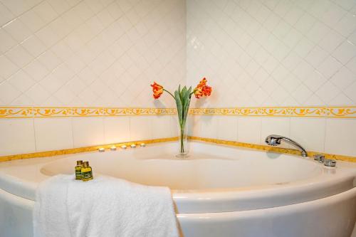 Gallery image of Experience the charm of Tenuta Le Caselle, a cozy farmhouse surrounded by nature and comfort! in Subbiano