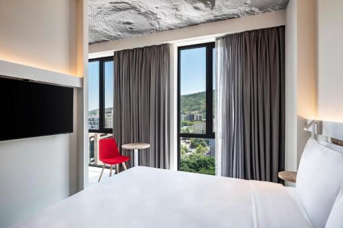 Postel nebo postele na pokoji v ubytování ibis Tbilisi City