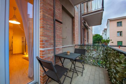 a patio with a table and chairs on a balcony at Borgo Trento Home, vicinissimo ospedale Borgo Trento e centro storico in Verona