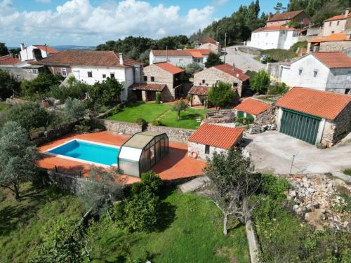 Bazén v ubytování Casas do Favacal nebo v jeho okolí