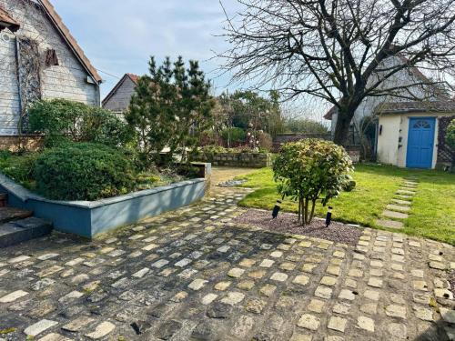 Gallery image of La Maison Bleue - Calme, Jardin, Billard in Cottenchy