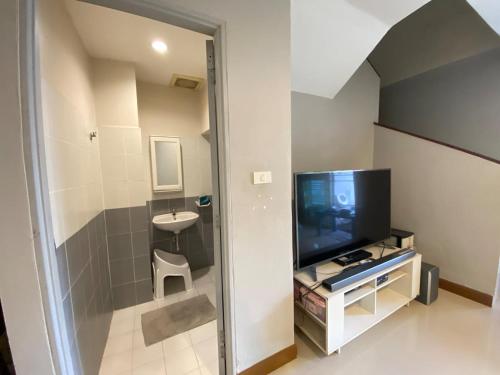 チェンライにあるQuality town home at Chiangraiの小さなバスルーム(テレビ、シンク付)