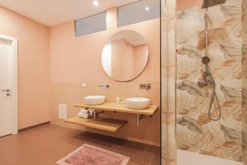 un bagno con due lavandini e una doccia di CameliaLoft a San Marino